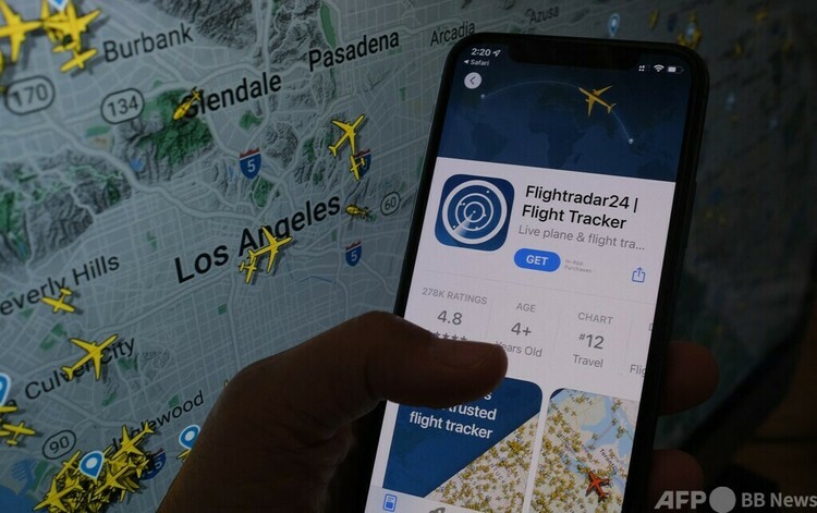 米カリフォルニア州ロサンゼルス周辺を飛行する航空機の位置をフライトレーダー24のアプリで追跡するスマートフォン（2022年8月5日撮影）。(c)Chris Delmas : AFP