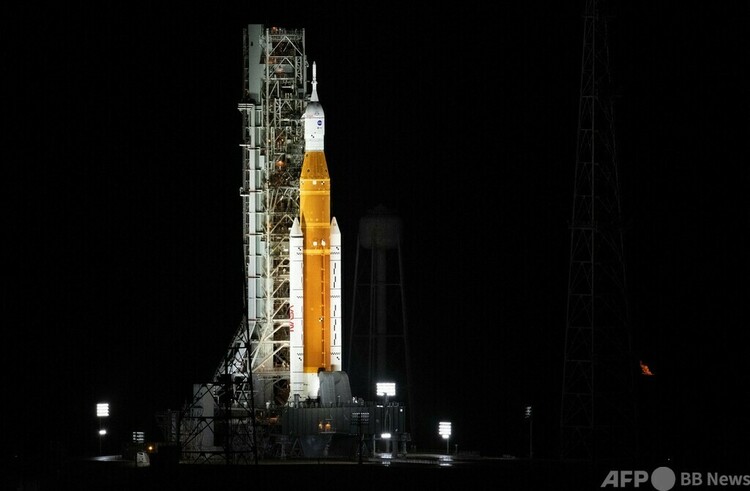 米フロリダ州ケネディ宇宙センターで、発射台に設置されたオリオン宇宙船を搭載した無人月探査ロケット。NASA提供（2022年8月29日撮影）。(c)AFP PHOTO : Joel Kowsky : NASA