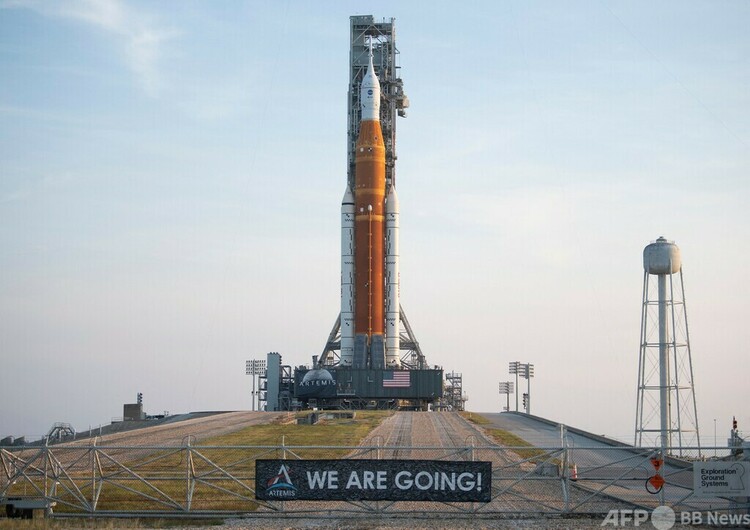 米航空宇宙局（NASA）の有人月面探査計画「アルテミス」第一弾、「アルテミス1」ミッションで使用される新型ロケット「スペース・ローンチ・システム（SLS）」。米フロリダ州のケネディ宇宙センターで（2022年8月17日撮影）。(c)AFP PHOTO / NASA / Joel Kowsky