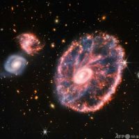 色鮮やかな「車輪銀河」 ウェッブ宇宙望遠鏡の最新画像