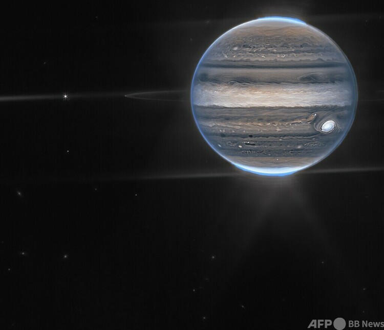 米航空宇宙局（NASA）のジェームズ・ウェッブ宇宙望遠鏡が撮影した木星の画像。おぼろげな輪や、衛星のアマルテア（左）とアドラステア（輪の端にある点）も捉えられている。(c)AFP PHOTO / NASA, ESA, CSA, Jupiter ERS Team; image processing by Judy Schmidt