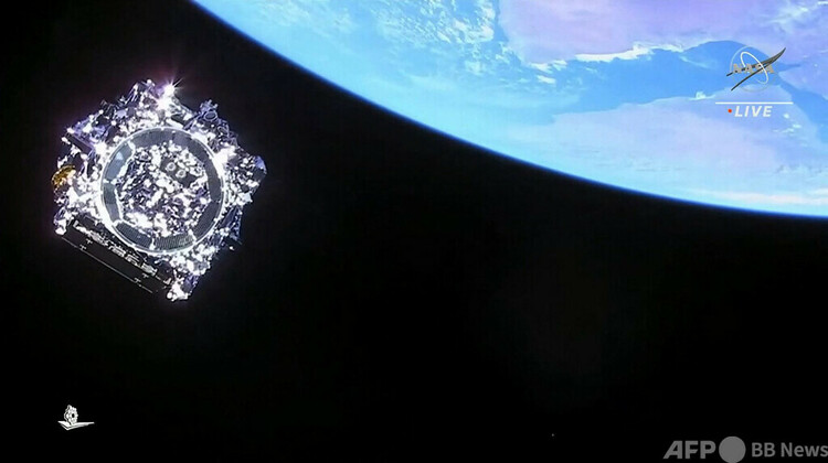 欧州宇宙産業大手アリアンスペースのロケット「アリアン5」で打ち上げられた後、宇宙空間で切り離されたジェームズ・ウェッブ宇宙望遠鏡の静止画（資料写真、2021年12月25日撮影）。(c)AFP PHOTO / NASA TV