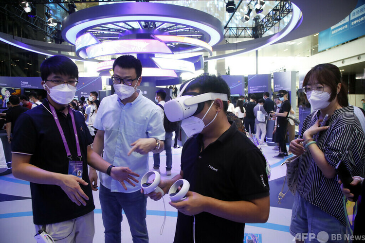 「2022世界人工知能大会（WAIC）」でバーチャルリアリティを体験する来場者（2022年9月2日撮影、資料写真）。(c)CNS:湯俊彦