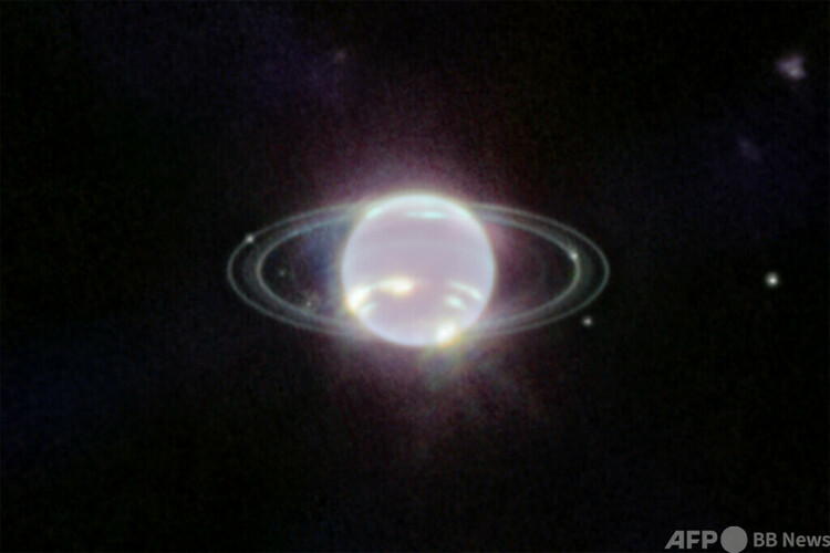 ジェームズ・ウェッブ宇宙望遠鏡が撮影した海王星とその輪。米航空宇宙局（NASA）が公開（2022年9月21日公開）。(c)AFP PHOTO :NASA:ESA