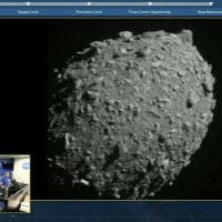 NASA探査機、小惑星に衝突 世界初の「地球防衛」実験
