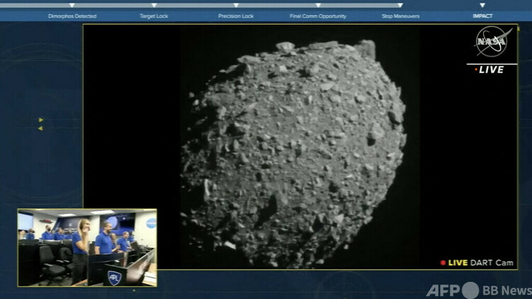 無人探査機「DART」が衝突する直前に捉えた小惑星「ディモルフォス」。NASAが生配信した映像より（2022年9月26日撮影）。(c)AFP PHOTO : NASA