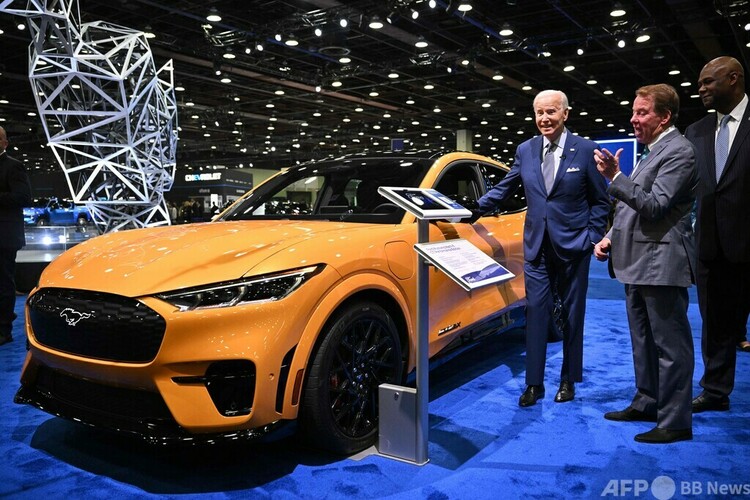 米ミシガン州デトロイトで開幕した北米国際自動車ショーで、フォード・マスタングEVを見るジョー・バイデン大統領（左、2022年9月14日撮影）。(c)MANDEL NGAN / AFP