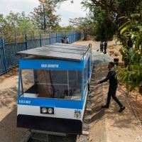 高校生がソーラー電車開発 通勤に苦労する親をサポート 南ア