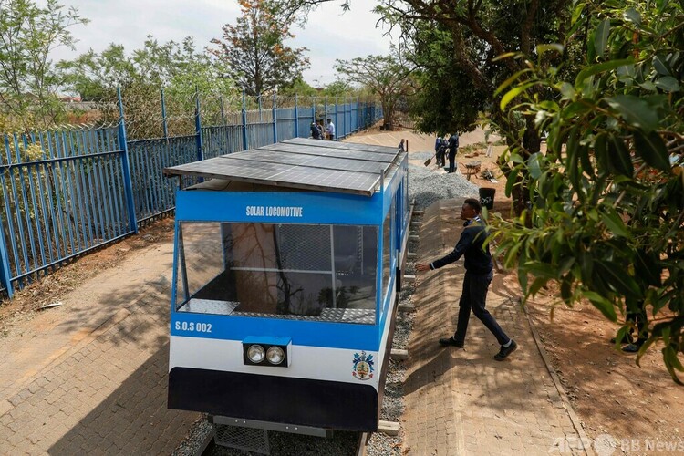 工業高校の生徒たちが開発したソーラー電車。南アフリカの首都プレトリア北郊のソシャングベで（2022年9月20日撮影）。(c)Phill Magakoe : AFP