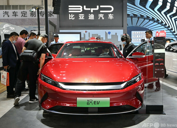 内モンゴル自治区フフホト市で開催された国際モーターショーで展示された比亜迪汽車の電気自動車（2021年6月10日撮影、資料写真）。(c)CNS:劉文華