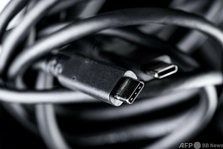 USB-Cケーブル（2022年10月4日撮影）。(c)JOEL SAGET : AFP