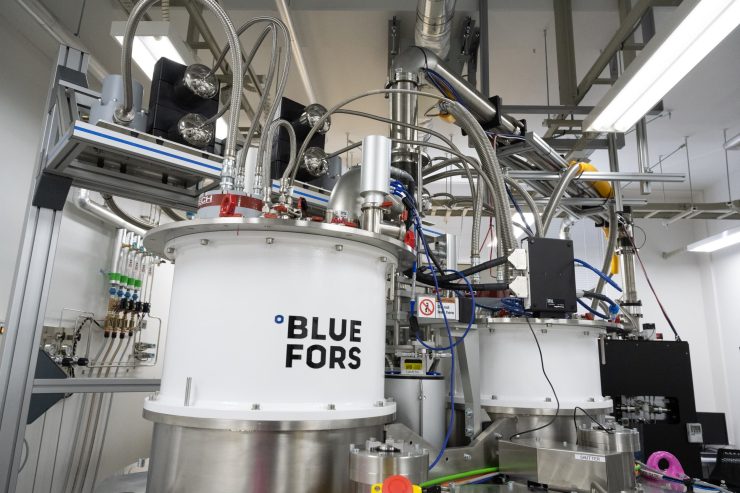 Bluefors社製の4台の冷凍機を搭載
