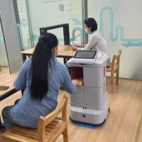 上海に「スマート図書館」登場 ロボットが本を届ける