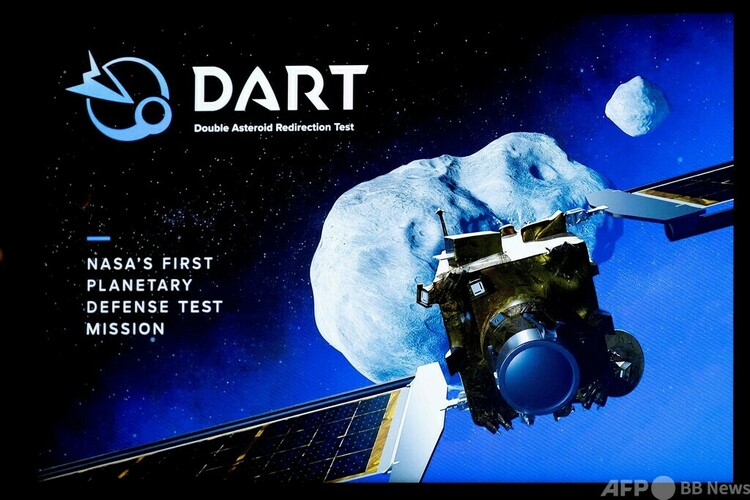 「DART（二重小惑星進路変更実験）」のポスター。米メリーランド州ローレルのジョンズホプキンス大学応用物理学研究所で開かれた記者会見の会場で（2022年9月12日撮影）。(c)AFP/Jim WATSON