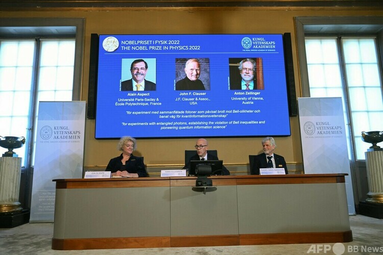 2022年ノーベル物理学賞の受賞が決まった、（左から）アラン・アスペ氏、ジョン・クラウザー氏、アントン・ツァイリンガー氏の写真。スウェーデン・ストックホルムの王立科学アカデミーで（2022年10月4日撮影）。(c)Jonathan NACKSTRAND / AFP