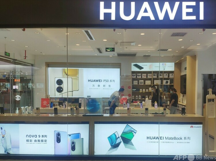 福州市のファーウェイショップでスマートフォンを購入する市民（2022年8月12日撮影）。(c)CNS/呂明