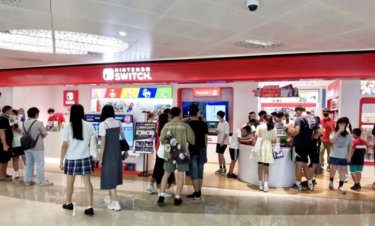 国慶節連休中、買い物客でにぎわうスイッチの正規販売店（2022年10月5日撮影）。(c)Xinhua News
