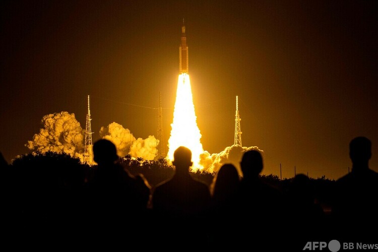米フロリダ州ケネディ宇宙センターから発射されるオリオン宇宙船を搭載したロケット「スペース・ローンチ・システム（SLS）」（2022年11月16日撮影）。(c)Jim WATSON : AFP