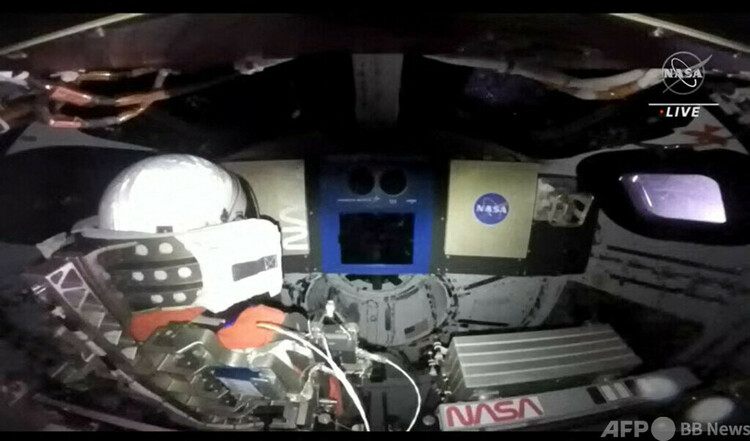 「アルテミス」計画第1弾として月へと向かう米航空宇宙局（NASA）のカプセル型宇宙船オリオンの船内。座席に置かれているのは試験用人体模型（2022年11月16日取得）。(c)AFP PHOTO : NASA