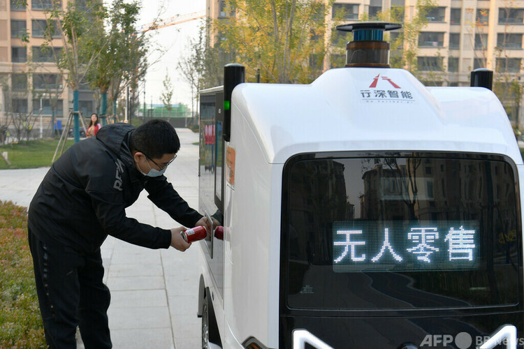 河北省雄安市内でテスト運転されている無人運転車（2022年10月25日撮影）。(c)CNS/韓氷