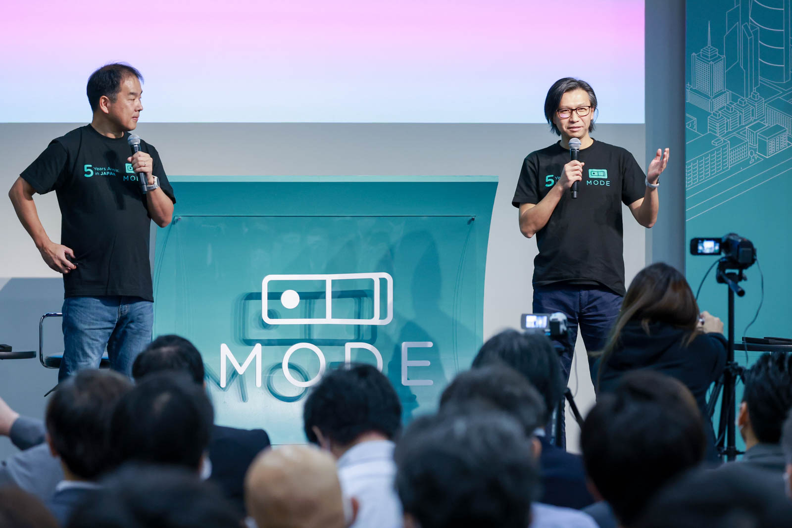 MODE Robot & Sensor DX:IoT Showcase（2022年11月10日）で講演する上田学氏（左）とイーサン・カン氏（右）（MODE提供）
