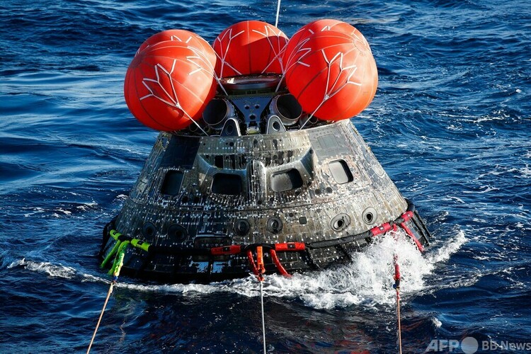 メキシコ沖に着水した宇宙船オリオン（2022年12月11日撮影）。(c)CAROLINE BREHMAN : POOL : AFP