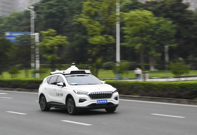 重慶市永川区内を走るバイドゥの自動運転モビリティーサービス車両（2022年6月10日撮影）。(c)Xinhua News