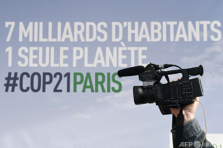 フランス・パリ郊外ルブルジェで開催された国連気候変動枠組み条約第21回締約国会議（COP21）の会場で使用されるビデオカメラ（2015年12月11日撮影、資料写真）。(c)ALAIN JOCARD / AFP