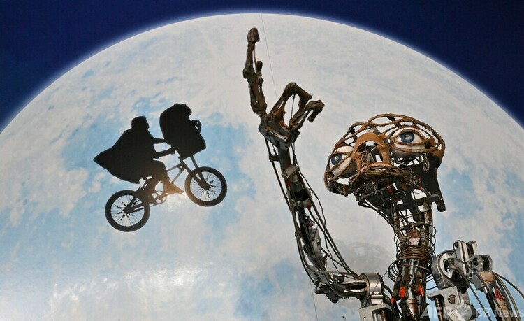 映画『E.T.』の撮影に使われたロボット。米カリフォルニア州ビバリーヒルズの競売会社ジュリアンズ・オークションズで公開（2022年12月12日撮影）。(c)Frederic J. BROWN / AFP