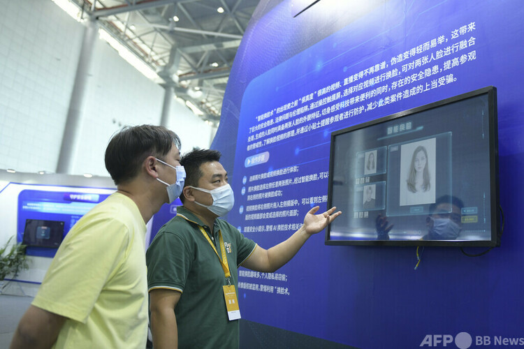 安徽省で開催された展示会でスマート顔変換技術を紹介する企業の人（2022年9月5日撮影）。(c)CNS:張娅子