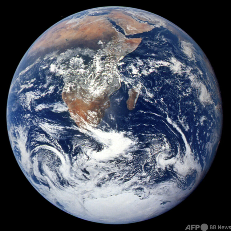 アポロ17号から宇宙飛行士が撮影した地球。米航空宇宙局（NASA）提供（1972年12月7日撮影・2020年4月21日提供、資料写真）。(c)AFP PHOTO : NASA:HANDOUT
