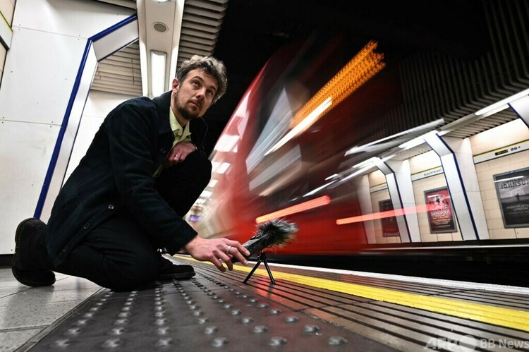 英ロンドンの地下鉄駅で、列車の通過音を録音するスチュアート・フォークスさん（2022年11月28日撮影）。(c)Ben Stansall : AFP