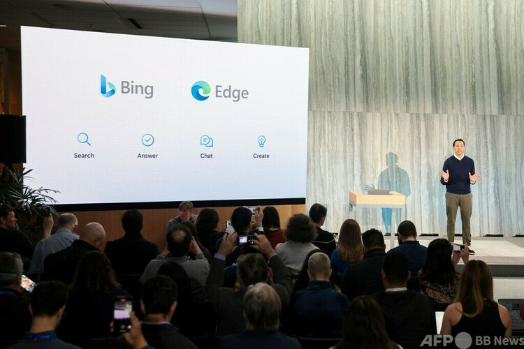 米ワシントン州レドモンドのマイクロソフト本社で、検索エンジン「Bing」へのAI搭載に関する発表を行うユスフ・メハディ副社長（2023年2月7日撮影）。(c)Jason Redmond : AFP