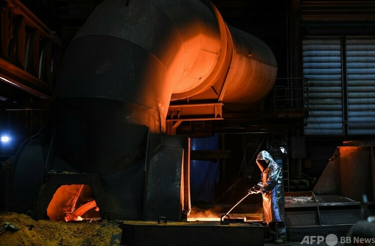 独西部デュースブルクにある工場で、溶鉱炉からサンプルを採取する従業員（2021年11月16日撮影、資料写真）。(c)Ina FASSBENDER : AFP