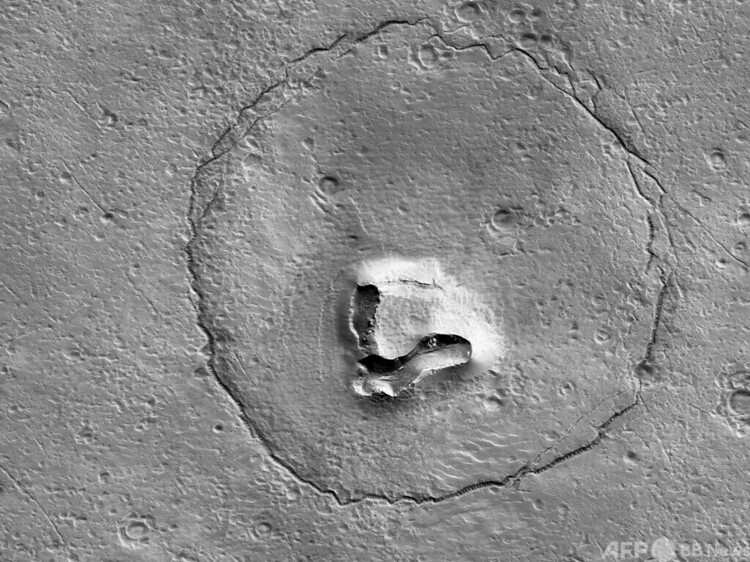 米航空宇宙局（NASA）の火星探査機「マーズ・リコネサンス・オービター（MRO）」の高解像度カメラ「HiRISE（ハイライズ）」が捉えた、火星表面の「クマの顔」のように見える地形。NASAおよび米アリゾナ大学提供（2023年1月25日公開）。(c)AFP PHOTO / NASA/JPL-Caltech/UArizona