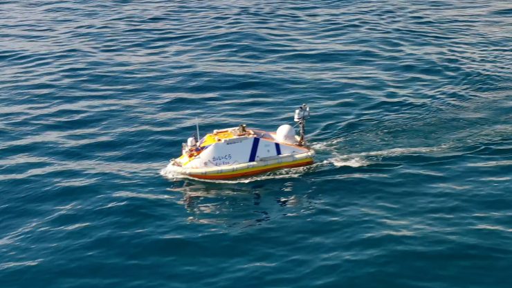 実海域実験に使われた無人洋上中継機ASV画像提供：JAMSTEC）