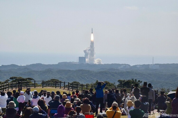 鹿児島県種子島宇宙センターから打ち上げられた先進光学衛星「だいち3号」を搭載した次世代国産ロケット「H3」（2023年3月7日撮影）。(c)AFP