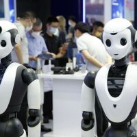 中国でもChatGPT関連の株が急上昇、生成AIは熟練工を代替できるか