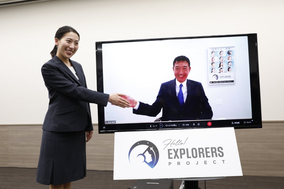 画面越しの握手。米田氏（左）と現在海外に駐在のためオンラインで登場の諏訪氏（（ｃ） JAXA）