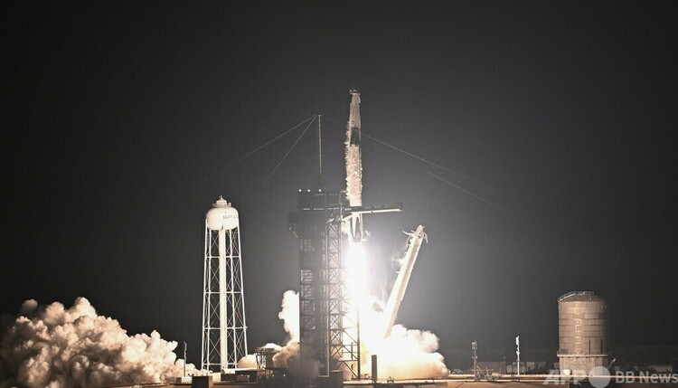 米フロリダ州ケネディ宇宙センターから打ち上げられるスペースXの宇宙船「エンデバー」を搭載した「ファルコン9」ロケット（2023年3月2日撮影）。(c)CHANDAN KHANNA / AFP
