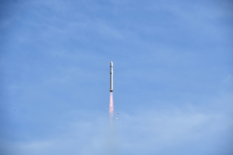 電磁観測試験衛星「張衡1号」を載せ酒泉衛星発射センターから打ち上げられた運搬ロケット「長征２号Ｄ」（2018年2月2日撮影、資料っ写真）。(c)Xinhua News