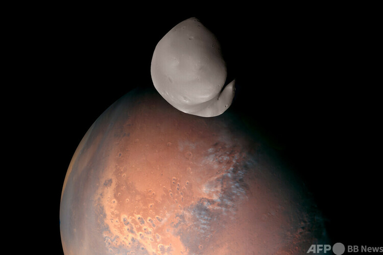 火星の衛星ダイモス（手前）を捉えた合成画像。エミレーツ・マーズ・ミッション提供（2023年4月24日公開）。(c)AFP PHOTO :Emirates Mars Mission
