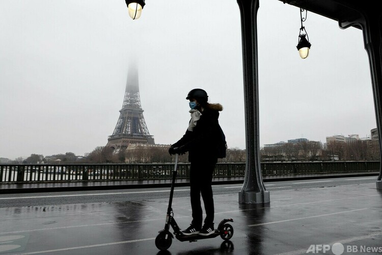 仏パリで電動キックボードに乗る女性（2021年1月27日撮影）。(c)Ludovic MARIN : AFP