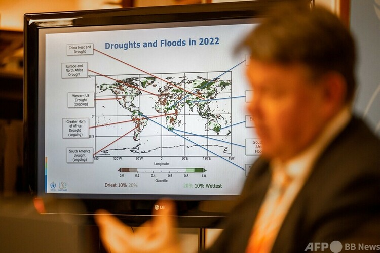 スイス・ジュネーブで、気候変動の影響に関する年次報告書を発表した世界気象機関（WMO）のペッテリ・ターラス事務局長（2023年4月21日撮影）。(c)Fabrice COFFRINI : AFP