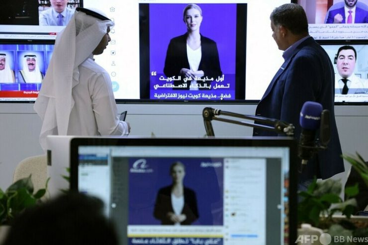 クウェートのAIニュースキャスター「フェダ」の紹介動画を見る記者ら（2023年4月9日撮影）。(c)YASSER AL-ZAYYAT : AFP