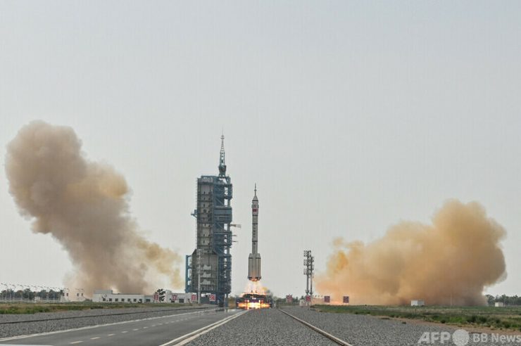 中国・酒泉衛星発射センターから打ち上げられた有人宇宙船「神舟16号」を搭載した国産の運搬ロケット「長征2号F遥16」（2023年5月30日撮影）。(c)Hector RETAMAL : AFP