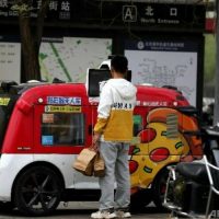 中国開発の無人自動配送車　日本などでも運行