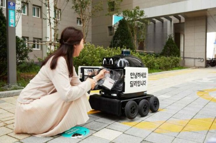自律走行配達ロボット「DILLY DRIVE」（写真＝優雅な兄弟たち提供）(c)NEWSIS