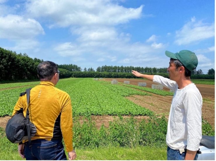インターンシップ先である北海道の農園を訪れた参加者