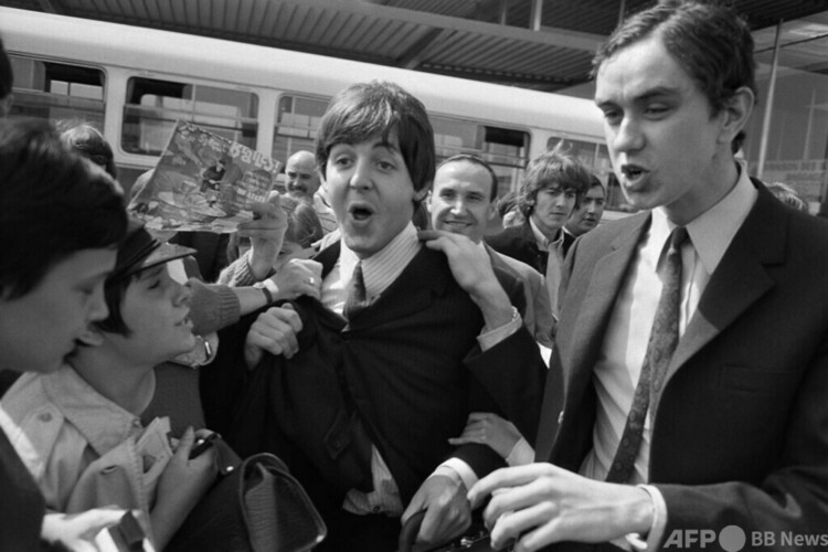 仏オルリ空港に降り立ったビートルズのポール・マッカートニーさん（中央）、ジョージ・ハリソンさん（右から2人目、1965年6月20日撮影、資料写真）。(c)AFP